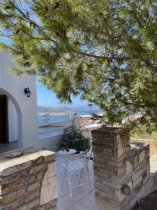 Agios GeorgiosにあるVilla Blueのテーブルと木のあるパティオ