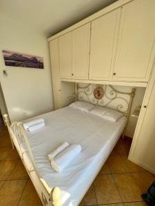 a bed with two towels on top of it at Casa Anselmo in Loano