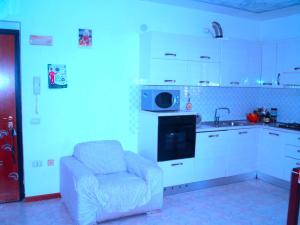 sala de estar con silla y cocina en Charming 2-Bed House in Albaro for every Traveler, 