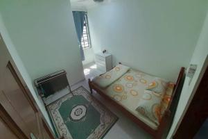 - une petite chambre avec un lit et une fenêtre dans l'établissement Kayak D'bali Homestay, à Pasir Puteh