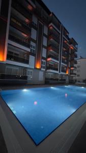 an empty swimming pool in front of a building at Selinti City Tatil Evleri1&1 in Gazipasa