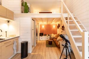 una cocina y una sala de estar con una escalera en una casa pequeña en Surfing-House Biarritz en Biarritz