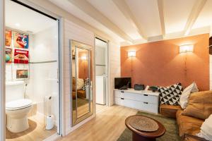 sala de estar con sofá, aseo y TV en Surfing-House Biarritz en Biarritz