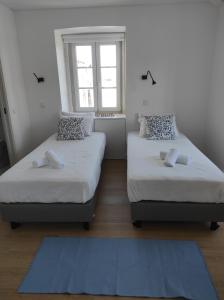 コンスタンシアにあるCasa da Mariaのベッドルーム1室(ベッド2台、ラグ付)