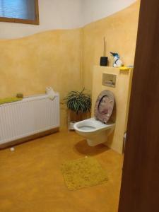 a small bathroom with a toilet and a plant at Kellergeschoss Wohnung Moto GP Wochenende in Kraubath an der Mur