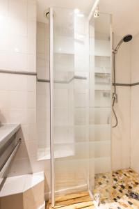 y baño con ducha y puerta de cristal. en Surfing-House Biarritz en Biarritz