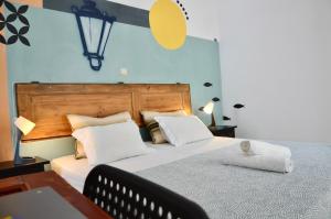 ファロにあるRIA Terraceのベッドルーム1室(大型ベッド1台、白いシーツ、枕付)