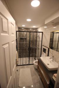ein Bad mit einem Waschbecken, einem WC und einer Dusche in der Unterkunft Ultima apartment in Istanbul
