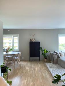 a living room with a table and a couch at Moderne leilighet, 3 sov, parkering. in Trondheim