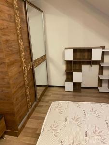 ein Wohnzimmer mit einer Tür und einem Teppich in der Unterkunft Ultima apartment in Istanbul