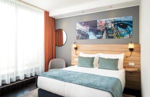 A bed or beds in a room at Leonardo Boutique Hotel Linz City Center