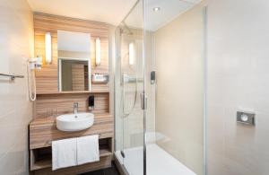 A bathroom at Leonardo Boutique Hotel Linz City Center