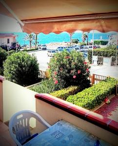 een balkon met uitzicht op het strand en de oceaan bij Casa freogan in Castelsardo