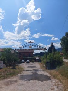 uma vista para um edifício com um céu em 33 Lipe em Travnik
