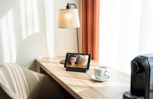 A television and/or entertainment centre at Leonardo Boutique Hotel Linz City Center