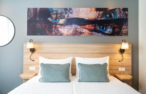 A bed or beds in a room at Leonardo Boutique Hotel Linz City Center