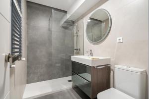 Ванная комната в Mágico apartamento en el centro Madrid +24 фотографии