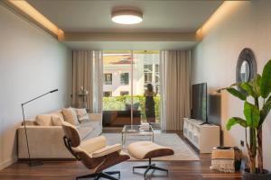 sala de estar con sofá y TV en Garden View - Savoy Residence Casa Branca II, en Funchal