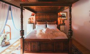 Una donna sdraiata su un letto in una camera da letto di Thomas Telford Lettings - Luxurious Interiors and Seaviews a Halistra