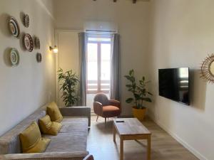 Imagen de la galería de T3 bord canal du midi, piscine, en Homps