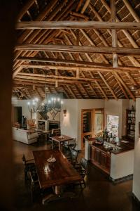 Habitación grande con mesa de madera y sillas. en Matingwe Lodge, en Vaalwater