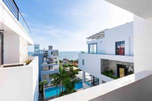 un edificio de apartamentos con vistas al océano en Villa Hồ Bơi BLUE DAY trần phú view biển đẹp, en Vung Tau