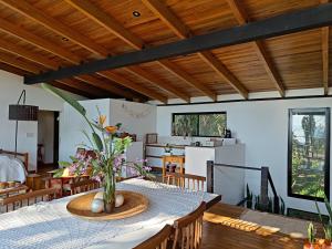 uma sala de jantar e cozinha com mesa e cadeiras em Vista al Rio Arami 