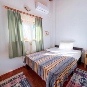 a bedroom with a bed and a window at Tartaruga Boutique Hotel & Bungalows in Şile