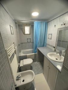 a bathroom with a sink and a toilet and a tub at ARIEL HOUSE in Bari