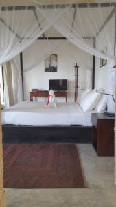- une chambre avec un grand lit blanc dans une tente dans l'établissement Chaleni Villa, à Bentota