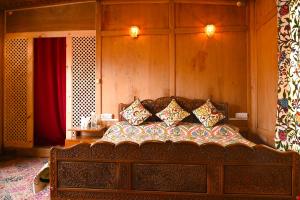 Säng eller sängar i ett rum på Golden Flower Heritage Houseboat