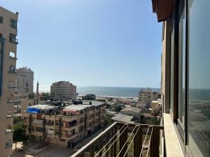 einen Balkon mit Stadtblick in der Unterkunft See view rooftop apartment in Gaza