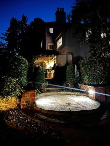 uma casa com um quintal iluminado à noite em Luxury apartment Berkshire em Binfield