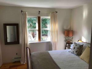- une chambre avec un lit et 2 fenêtres dans l'établissement Private Home near Ocean Beaches, Nature Preserve, à East Hampton