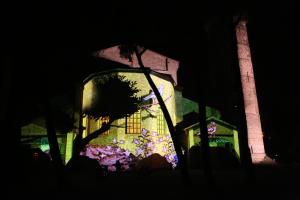 un edificio con un albero di fronte ad esso di notte di DOMUS GALLA PLACIDIA - superlative view - 50 meters from the UNESCO heritage sites - San Vitale - Galla Placidia - in the heart of the historic centre a Ravenna