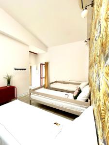 ein Schlafzimmer mit einem Bett in einem Zimmer in der Unterkunft Happy Living Hostel in Breslau