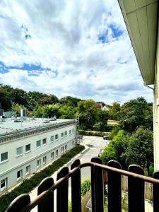 einen Balkon mit Blick auf ein Gebäude in der Unterkunft Happy Living Hostel in Breslau