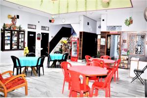 un groupe de tables et de chaises dans un restaurant dans l'établissement Goroomgo Teerth Guest House Varanasi Near Temple and Ganga Ghat, à Varanasi