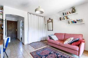 ガイヤックにあるSuperb one bedroom with AC and garden close to beach - Dodo et Tartineのリビングルーム(ピンクのソファ、テーブル付)