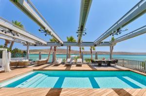 Bazén v ubytování Biblos Resort Alaçatı nebo v jeho okolí