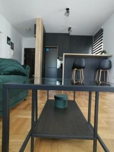 - une table noire dans le salon avec un canapé dans l'établissement Apartman Ines - Osijek, à Osijek