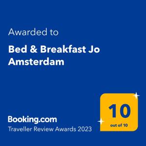 a yellow sign with the text awarded to bed and breakfast lb amhercham at Bed & Breakfast Jo Amsterdam in Amsterdam