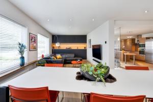 kuchnia i salon z białym stołem i krzesłami w obiekcie Huis @ Sint Kruis w Brugii
