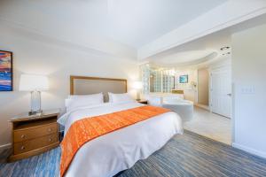 1 Schlafzimmer mit einem großen Bett und einem Badezimmer in der Unterkunft Marriott's Cypress Harbour Villas in Orlando