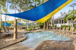 Bazén v ubytování Marriott's Cypress Harbour Villas nebo v jeho okolí