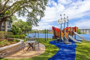 einen Spielplatz mit Rutsche und Tisch in der Unterkunft Marriott's Cypress Harbour Villas in Orlando
