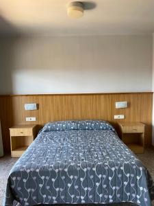 Posteľ alebo postele v izbe v ubytovaní Hostal Alt Llobregat