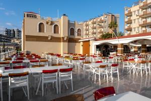 - un ensemble de tables et de chaises sur une terrasse dans l'établissement Extrahome, à Alanya