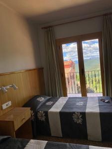 Posteľ alebo postele v izbe v ubytovaní Hostal Alt Llobregat