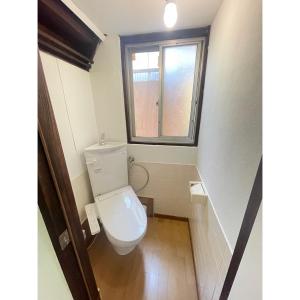 吳市的住宿－島のまくら，一间带卫生间和窗户的浴室
